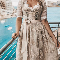 WW - Traditionelles deutsches Dirndlkleid mit Schnürmieder und Spitzenbluse