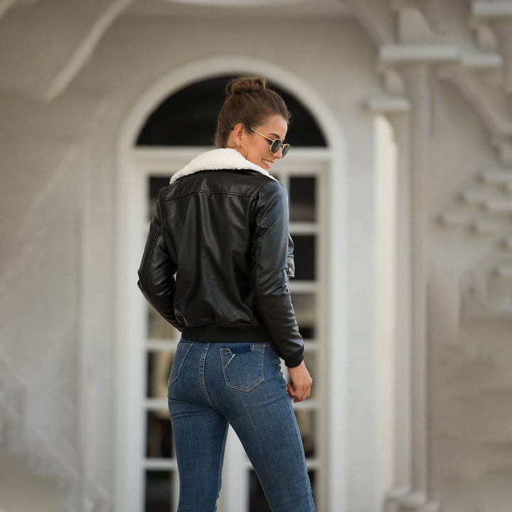 Winterchic: EMMA's Lederjacke mit Pelzkragen
