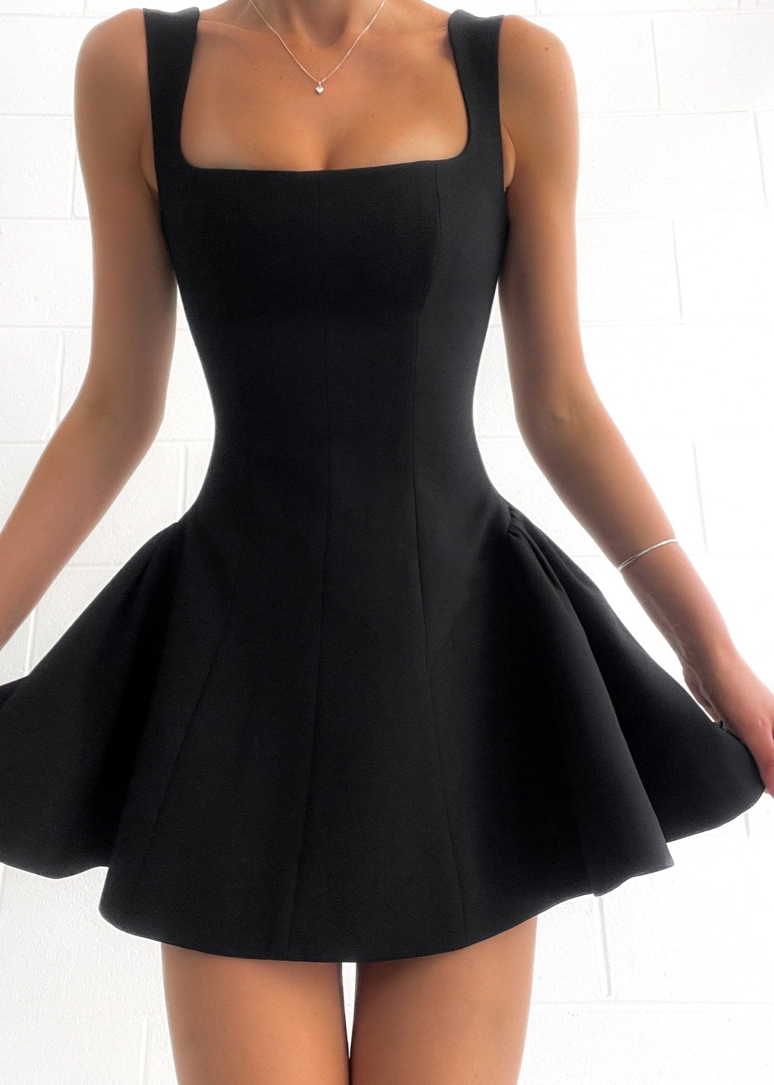 WW | Einfarbiges Mini-Kleid mit Plissee und Rüschen für Frauen