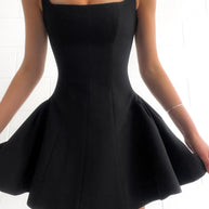 WW | Einfarbiges Mini-Kleid mit Plissee und Rüschen für Frauen