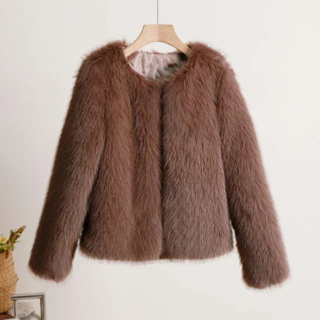 W&W Mode | Hochwertiger Pelzmantel für die moderne Frau - Winter 2024