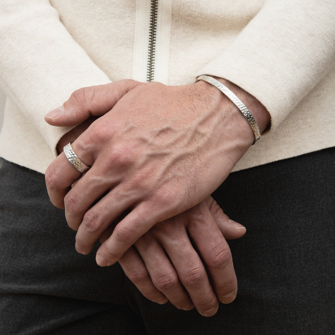 W&W Mode | Schlankes Silberarmband Mit Gehämmertem Muster Für Herren