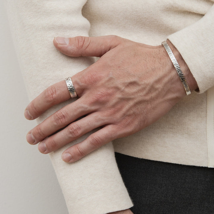 W&W Mode | Schlankes Silberarmband Mit Gehämmertem Muster Für Herren