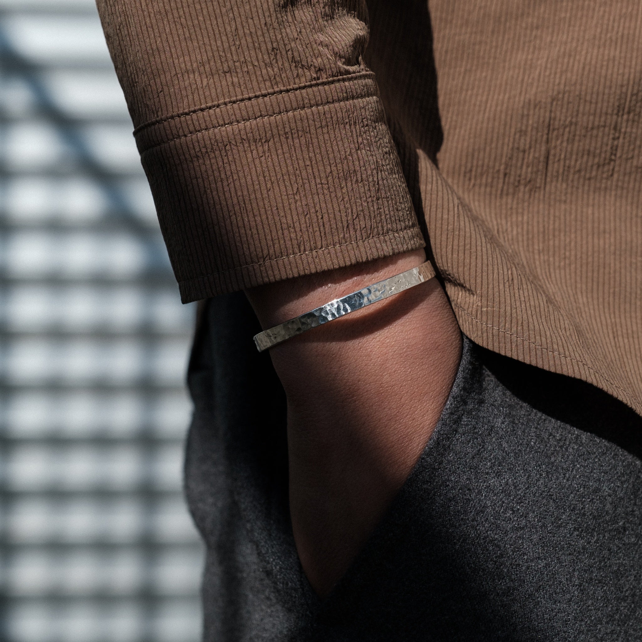 WW | Schlankes Silberarmband Mit Gehämmertem Muster Für Herren