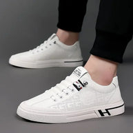 WW | Perforierte Ledersneaker mit Logodetail