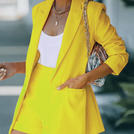 Schickes Blazer- und Shorts-Set