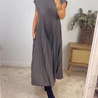 Ärmelloses plissiertes Kleid