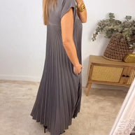 Ärmelloses plissiertes Kleid