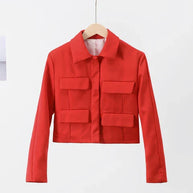 Eleganter Roter Frühlingsmantel
