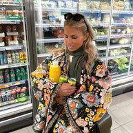 Frau Trägt Jacke Mit Blumenprint