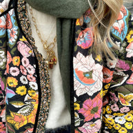 Nahaufnahmefoto Jacke Mit Blumenprint