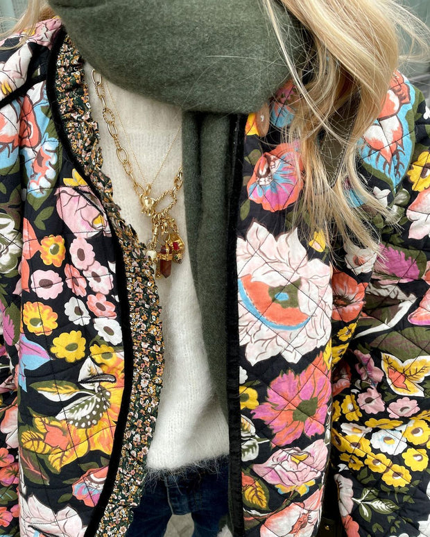 Nahaufnahmefoto Jacke Mit Blumenprint