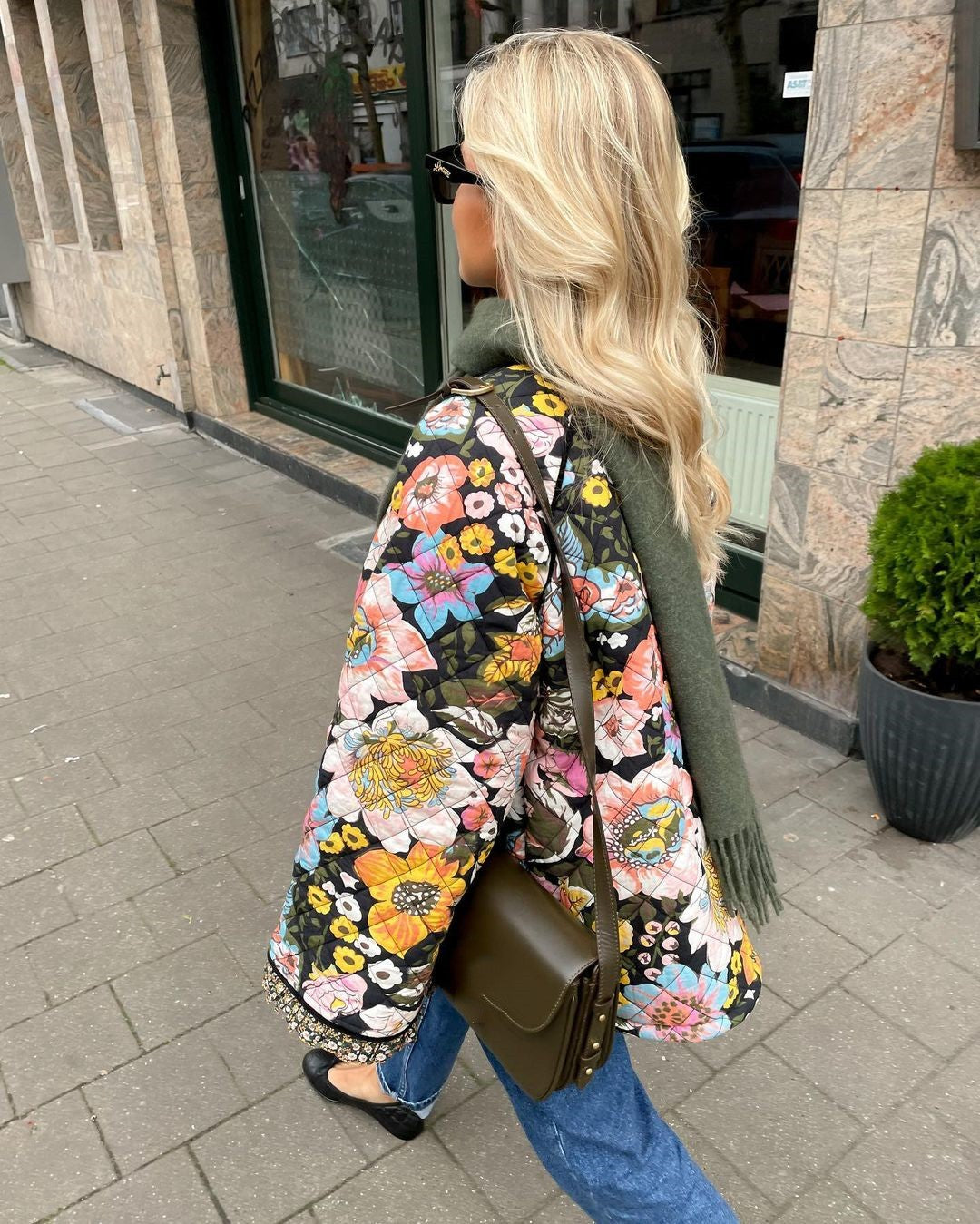Frau Geht Auf Der Straße Und Trägt Eine Jacke Mit Blumenprint
