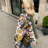 Frau Geht Auf Der Straße Und Trägt Eine Jacke Mit Blumenprint