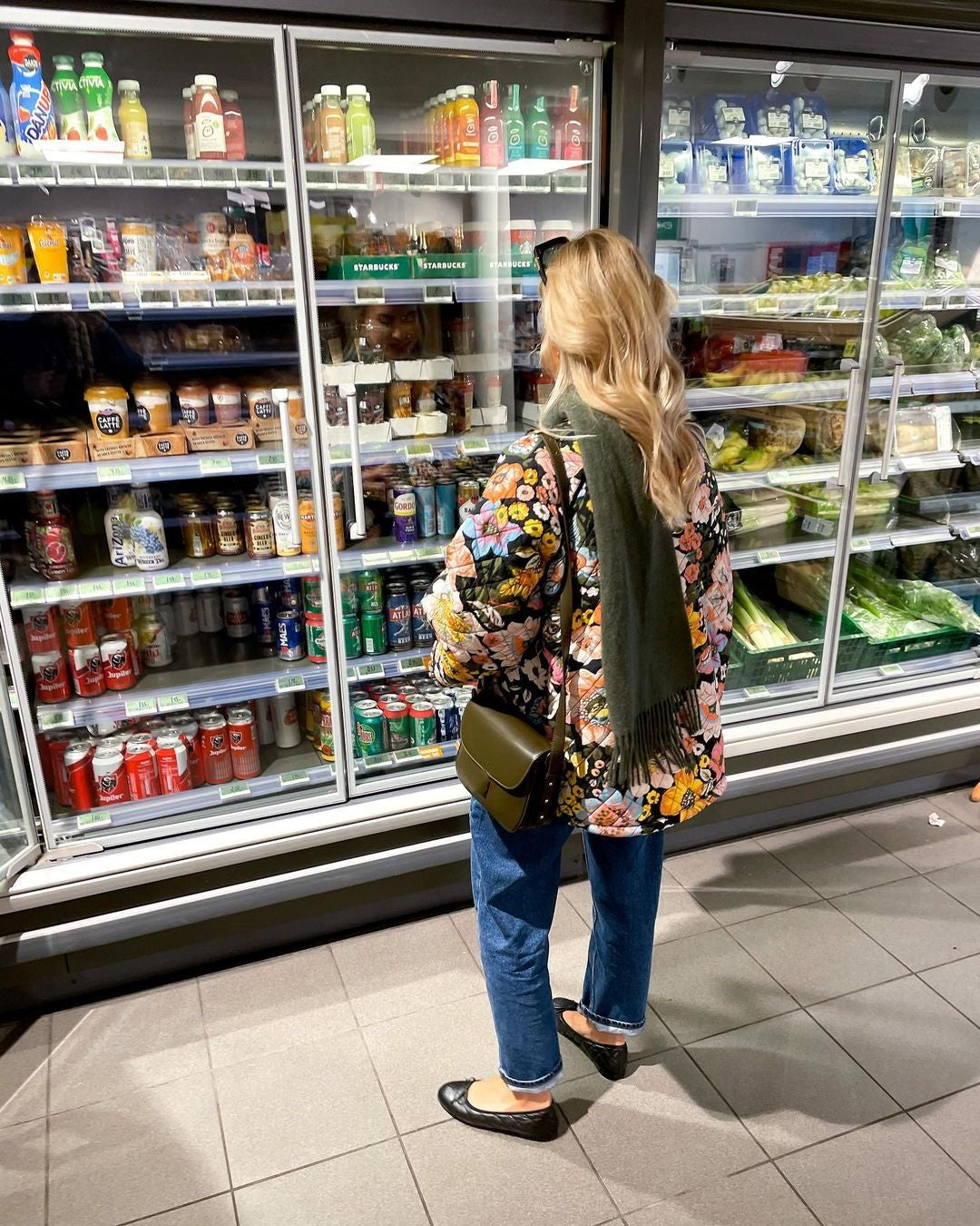 Frau Trägt Jacke Mit Blumenprint Im Lebensmittelgeschäft
