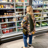 Frau Trägt Jacke Mit Blumenprint Im Lebensmittelgeschäft