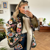 Spiegel-Selfie Einer Frau In Einer Jacke Mit Blumenprint