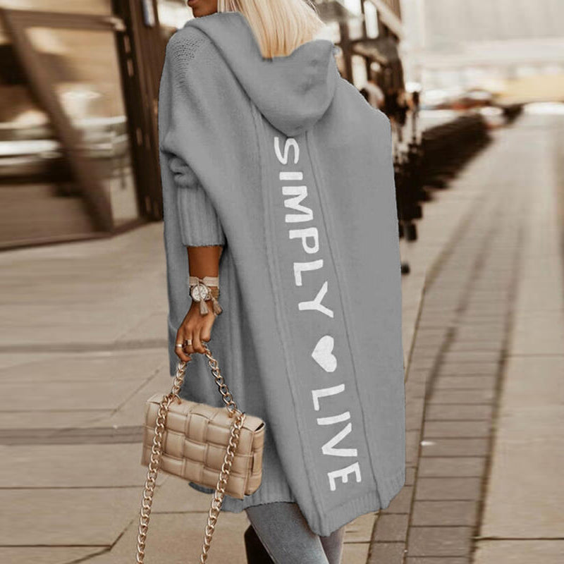 WW Kuscheliger Kapuzen-Kuschelmantel: Damen Strickjacke mit Buchstaben-Print