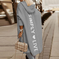 WW Kuscheliger Kapuzen-Kuschelmantel: Damen Strickjacke mit Buchstaben-Print