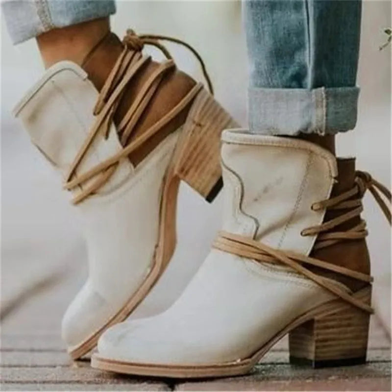 WW | Stiefeletten mit Riemendetails