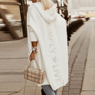 WW Kuscheliger Kapuzen-Kuschelmantel: Damen Strickjacke mit Buchstaben-Print