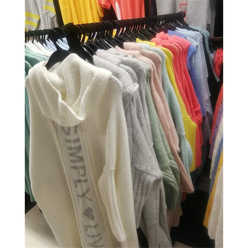 WW Kuscheliger Kapuzen-Kuschelmantel: Damen Strickjacke mit Buchstaben-Print