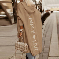 WW Kuscheliger Kapuzen-Kuschelmantel: Damen Strickjacke mit Buchstaben-Print