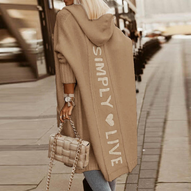 Kapuzen-Kuschelmantel: Damen Strickjacke mit Buchstaben-Print