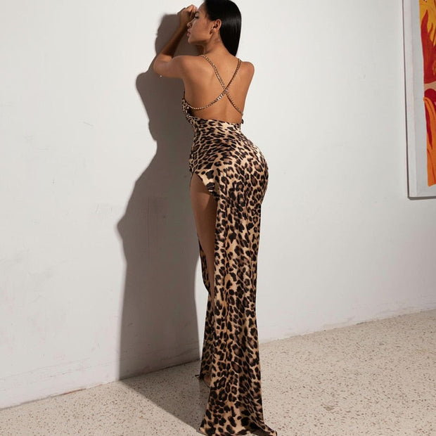 WW | Abendkleid mit Leopardenmuster, hohem Schlitz und Kettenträgern