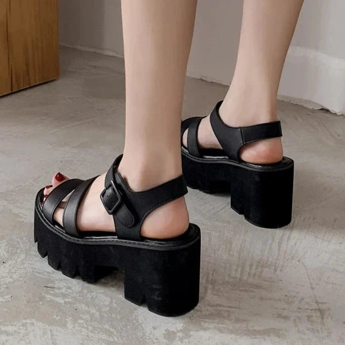 WW | Schwarze Plattform Chunky Sandalen