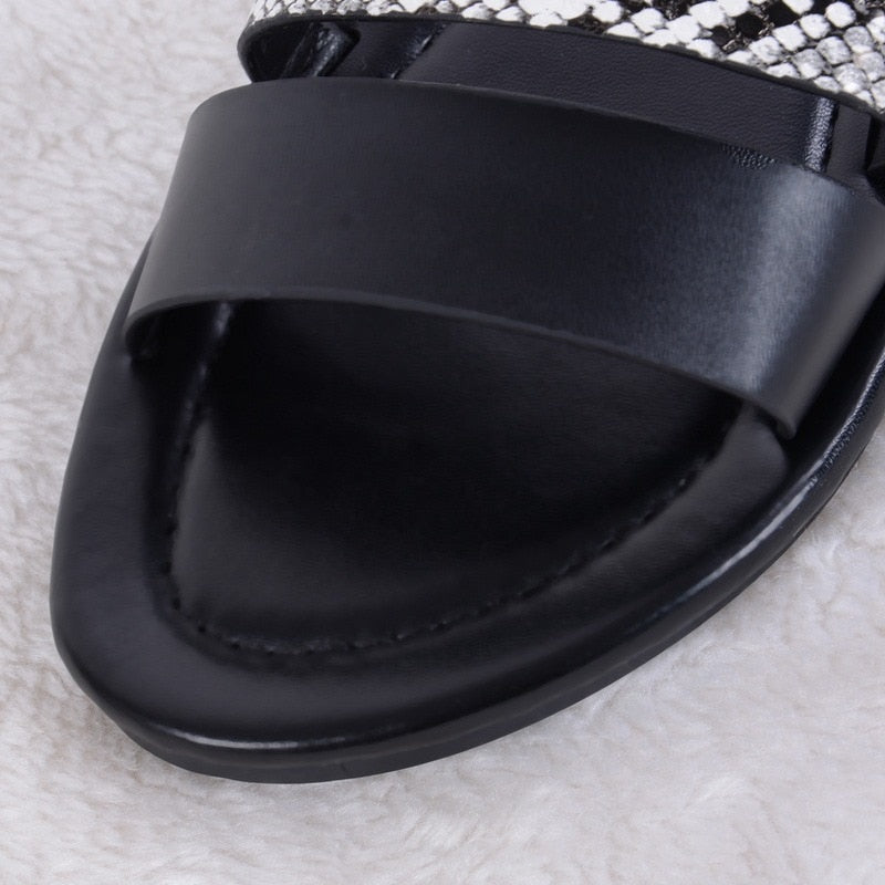 Flache Gladiator-Sandalen mit Leopardenmuster
