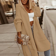 WW Kuscheliger Kapuzen-Kuschelmantel: Damen Strickjacke mit Buchstaben-Print