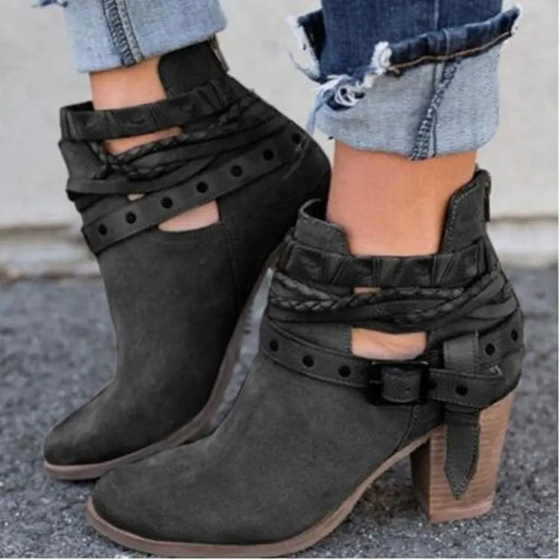 WW | Schicke Stiefeletten mit Geflochtenem Riemchen