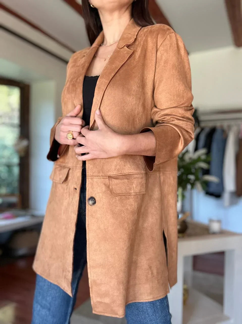 W&W Mode | Wildleder Blazer für Damen - taillierte camel-farbene Jacke mit Knöpfen und Taschen