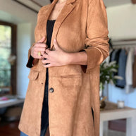 WW | Wildleder Blazer für Damen - taillierte camel-farbene Jacke mit Knöpfen und Taschen