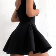 WW | Einfarbiges Mini-Kleid mit Plissee und Rüschen für Frauen
