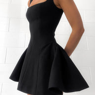 WW | Einfarbiges Mini-Kleid mit Plissee und Rüschen für Frauen