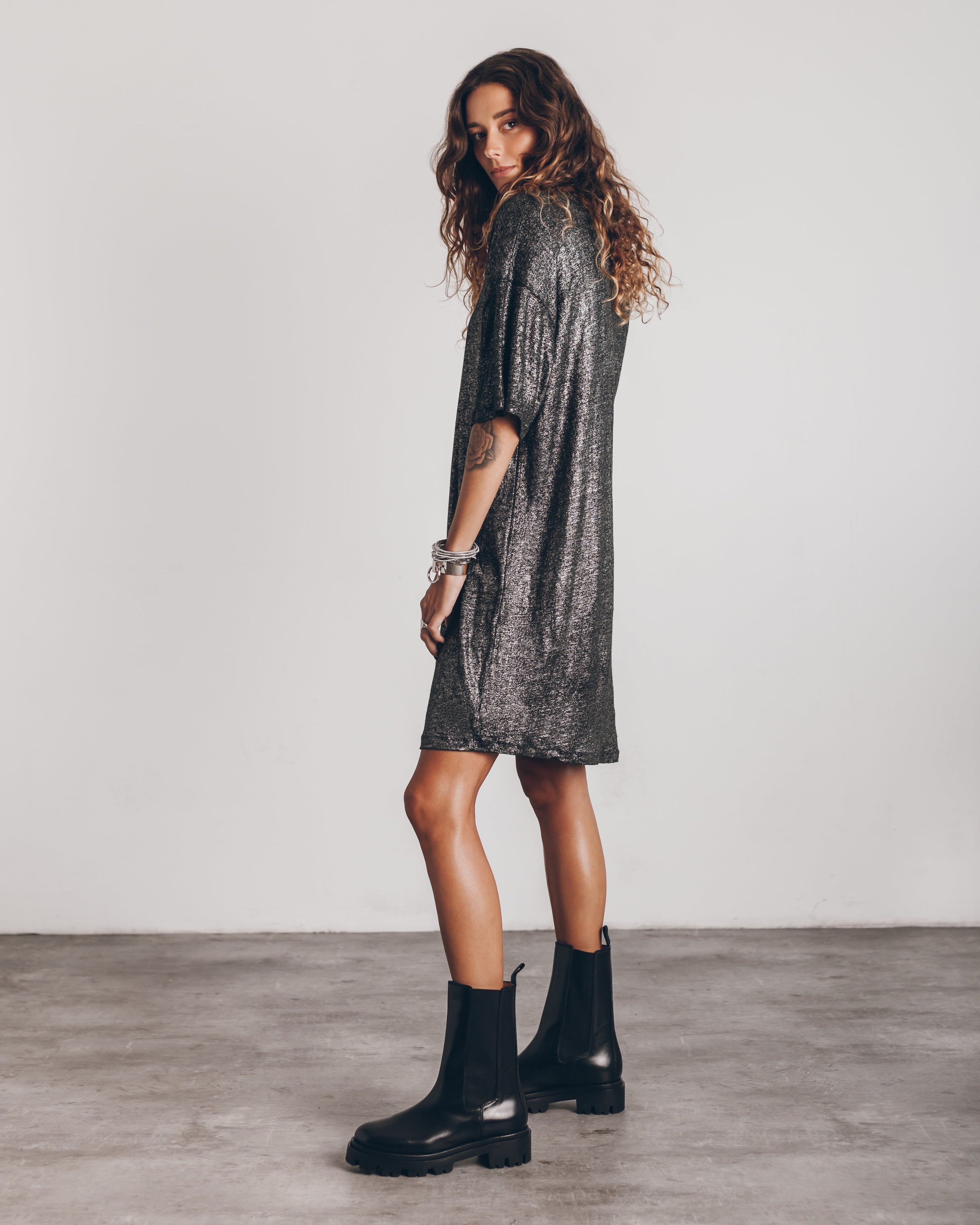 WW | Das dunkel glitzernde Leinenkleid