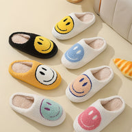 Verschiedene Farben von Pelzpantoffeln mit großem Smiley-Design