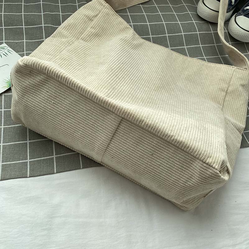 WW | Weite Corduroy Schultertasche