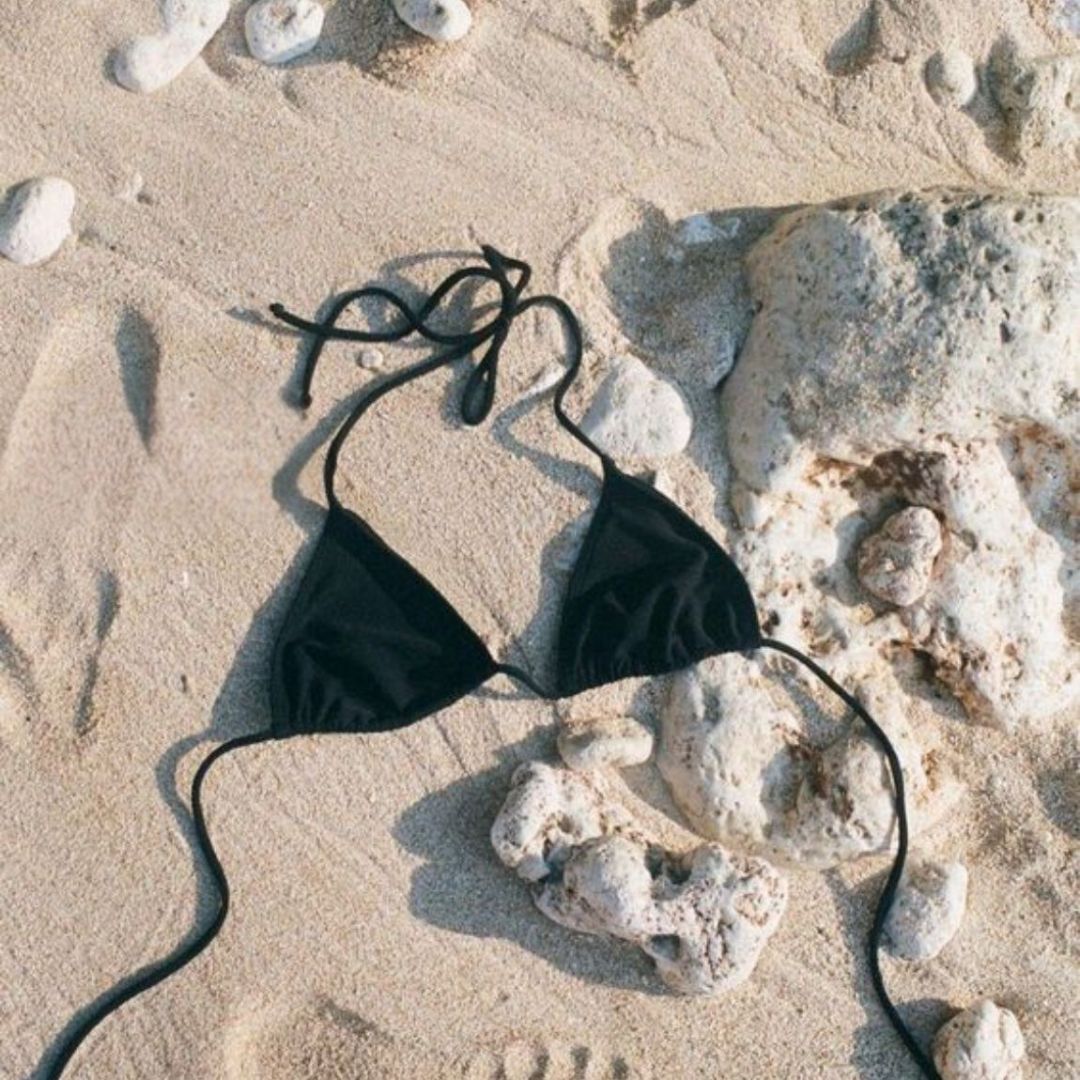 Bräunungs-Bikini mit ungepolstertem Oberteil und niedrig geschnittenem Unterteil