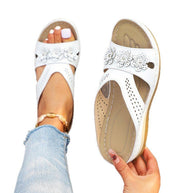 Damen Bequeme Fußbett-Sandalen mit modischen Lochmuster und eleganter Blütenapplikation WW