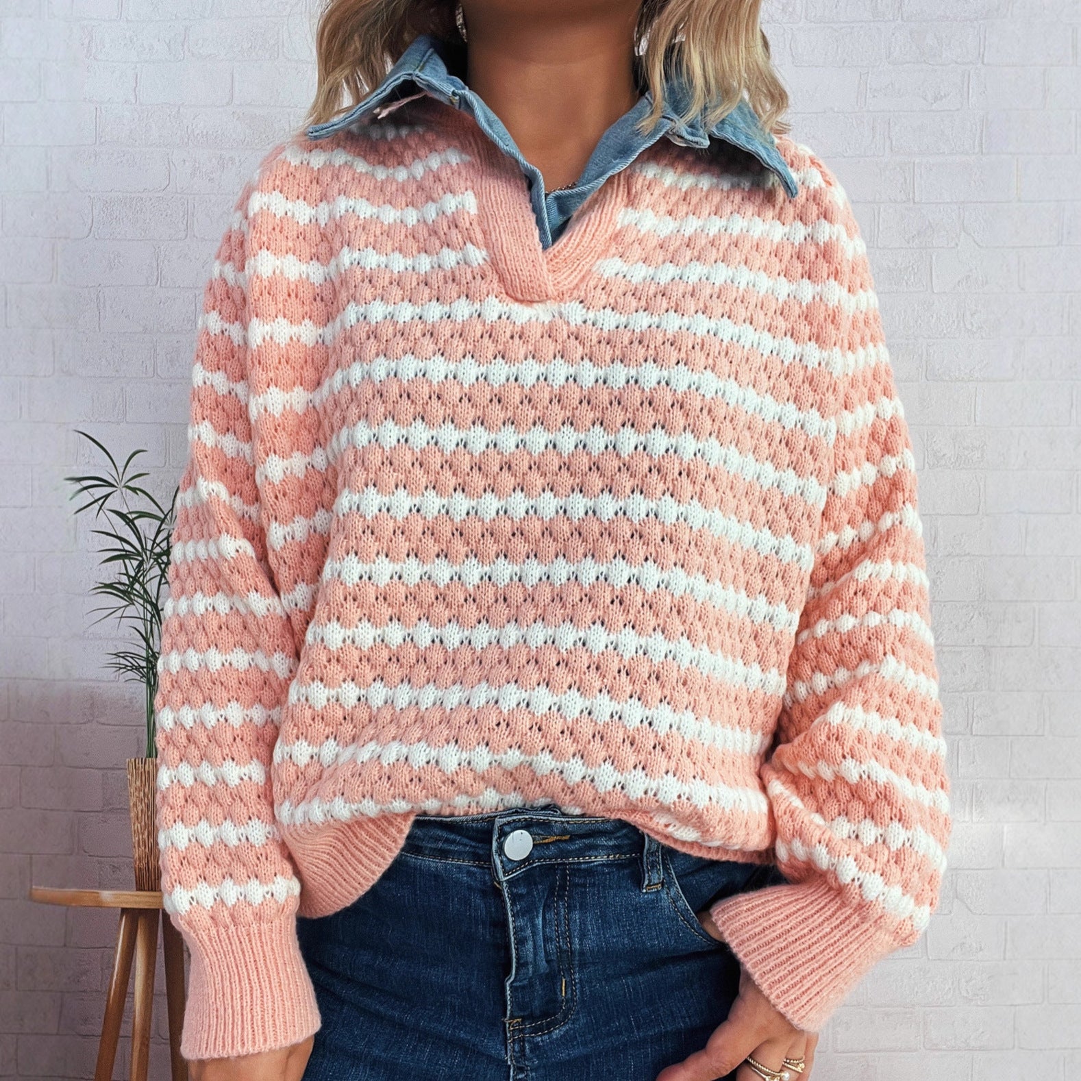 Damen Strickpullover mit tiefem V-Ausschnitt und markantem Streifenmuster WW