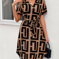 Damen Kleid mit modernem geometrischen Muster und taillierbarem Gürtel WW