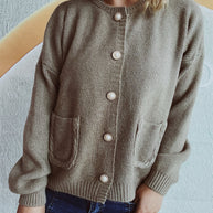 Damen Strickjacke mit dekorativen Perlenknöpfen und praktischen Taschen WW