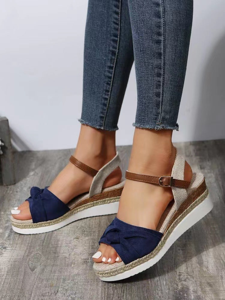 Damen Keilsandaletten mit geflochtenem detail und verstellbarem Riemen WW