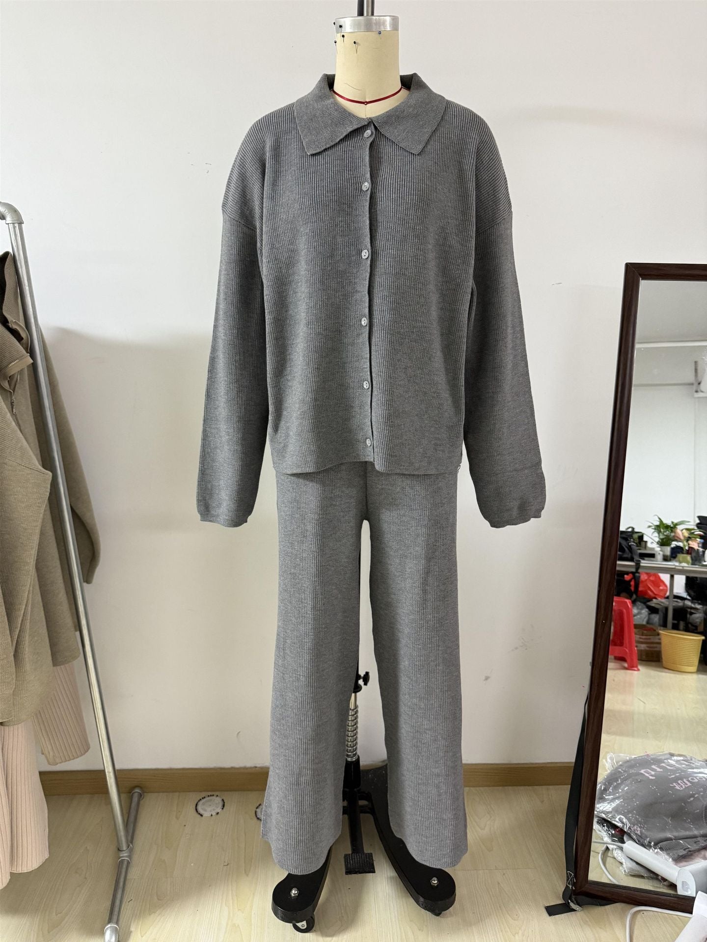 Damen Strickanzug mit modernem Kragen und lockerer Passform WW