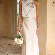 Damen Maxi-Kleid mit asymmetrischem Oberteil und fließendem Satin WW