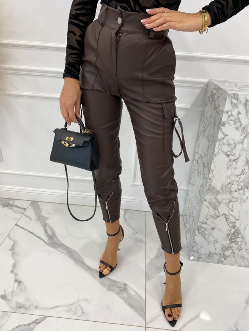 Damen wasserdichte Kunstleder-Cargo-Hose mit Reißverschlüssen und verstellbaren Bündchen W&W Mode
