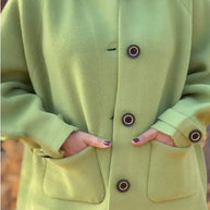 Damen weiche Wolljacke mit Schulterpasse und Knopfdetails WW